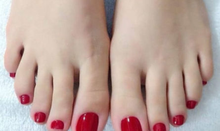 Cute toes on webcam live stream.