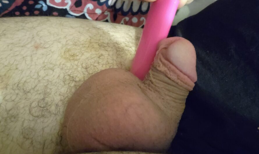 Sissy micro dicklet knows where he stands