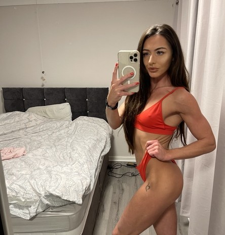 Fitness babe drives boners crazy while live streaming